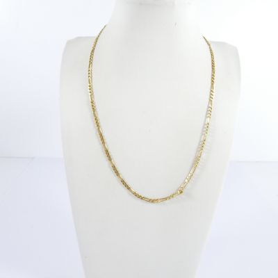 un collier à chaîne en or sur un mannequin mannequin
