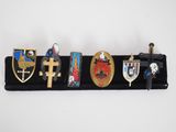 un gros plan sur un porte-manteau sur lequel sont accrochés plusieurs badges