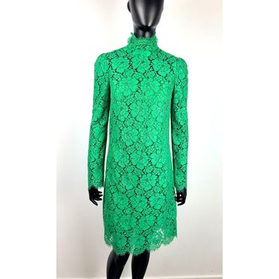 une robe en dentelle verte sur un mannequin, un mannequin, un mannequin, un mannequin, un mannequin, un mannequin, un mannequin, un mannequin, un manne