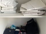 un placard avec beaucoup de vêtements pliés sur les étagères