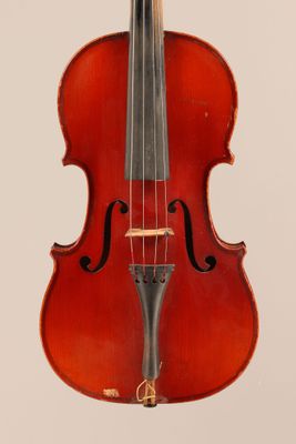 gros plan d'un violon avec un archet sur fond blanc