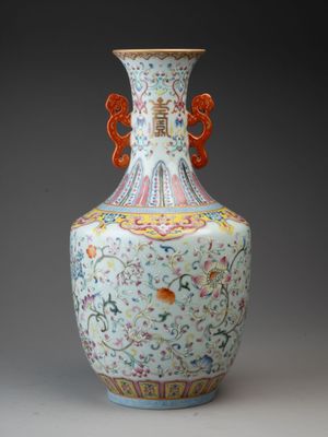 un vase posé sur une table, sur une surface grise