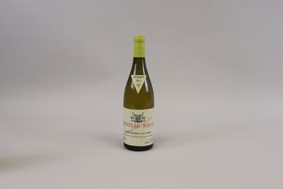 une bouteille de vin à côté d'un verre de vin