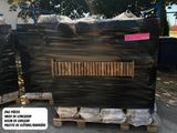 deux palettes de marbre noir devant un immeuble