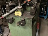 une machine posée sur une palette dans un entrepôt