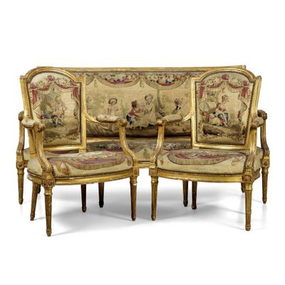 paire de canapés de style Louis XVI en bois sculpté et rembourrés