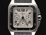 gros plan d'une montre sur une surface noire