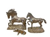 une paire de serre-livres en bronze représentant des chevaux, sur fond blanc