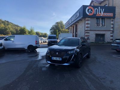 La voiture est garée sur le parking situé à l'extérieur du bâtiment.