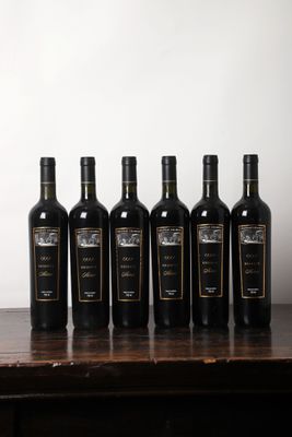 six bouteilles de vin sont alignées sur une table en bois