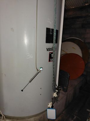 un chauffe-eau posé dans un coin d'une pièce