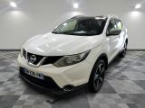 La Nissan QX-V blanche est garée dans une grande pièce