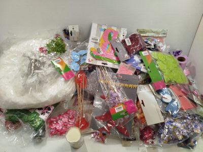 une pile d'objets assortis sur une table