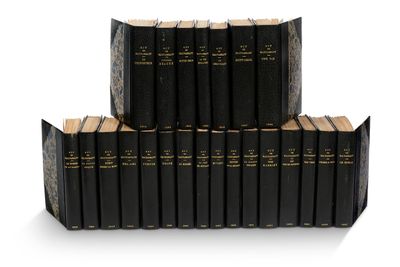 Les douze livres de la Bible sont empilés les uns sur les autres