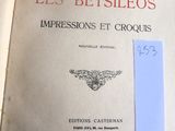 un livre ouvert sur une table