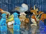 de nombreuses figurines d'animaux exposées dans une vitrine