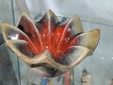 une vitrine en verre contenant une fleur rouge et noire