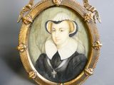 portrait d'une femme en robe noire à col blanc
