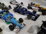 une multitude de petites voitures de course exposées sur une table