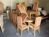 beaucoup de chaises et une table dans une pièce