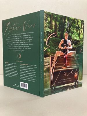 la quatrième de couverture d'un livre sur laquelle figure la photo d'une femme assise sur un banc