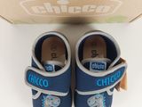 une paire de chaussures de bébé posée devant une boîte
