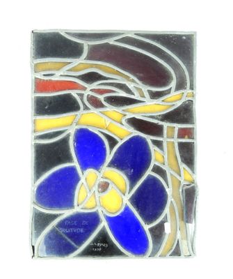 vitrail orné d'une fleur bleue au centre