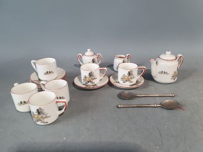 beaucoup de tasses à café et de cuillères sur la table