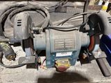 une machine posée par terre, avec des fils