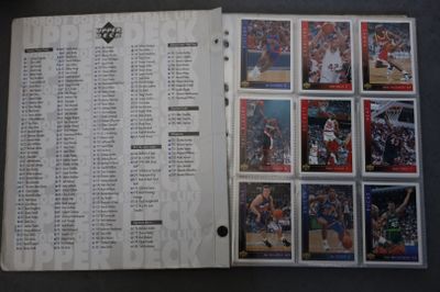 un livre ouvert sur lequel sont posées plusieurs cartes de basket