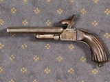 un pistolet posé sur une table