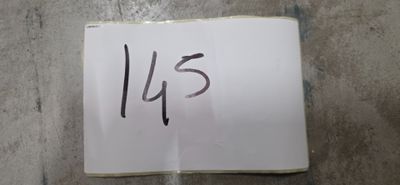 un bout de papier sur lequel est écrit le mot « us »