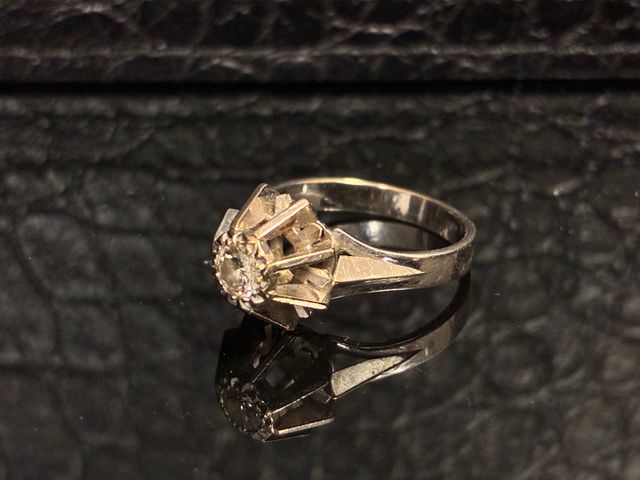 Bague solitaire en or gris 18 carats 750 millièmes à décor d’un d...
