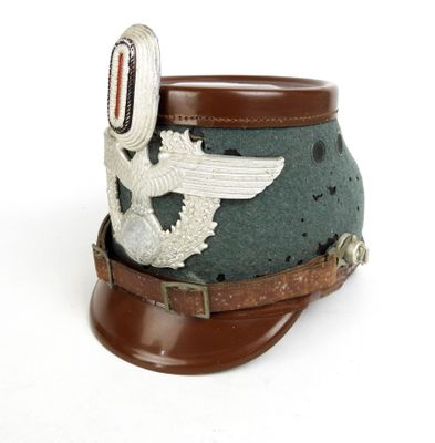 une image représentant un chapeau militaire orné d'un oiseau