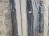 de nombreux matelas emballés et prêts à être expédiés