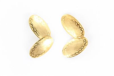 deux paires de boucles d'oreilles plaquées or sur un fond blanc