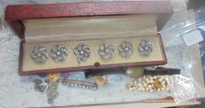 une boîte avec un tas de bijoux à l'intérieur
