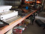 une machine posée sur une table dans un garage