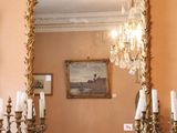 un miroir accroché au mur au-dessus d'une table dans une pièce