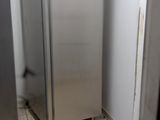 un réfrigérateur argenté dans un coin de la cuisine