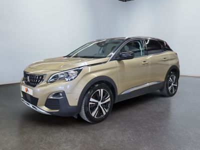 Une voiture beige est garée dans une pièce au sol noir.