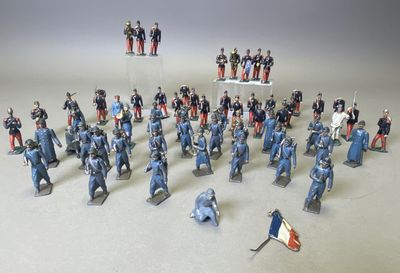 un grand nombre de figurines sur une table