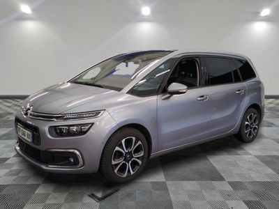 La nouvelle Citroën est garée dans un showroom au sol carrelé d'un motif à damier.
