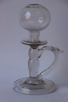 un bougeoir en verre contenant une bougie