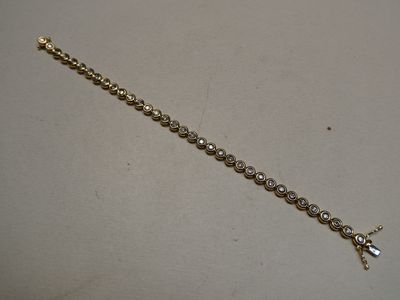 Bracelet en or jaune 18K, serti d’une ligne de 35 diamants (…