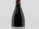 gros plan d'une bouteille de vin sur une surface blanche