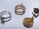 trois bagues et une bague sur laquelle est gravé le visage d'une femme