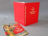 un livre rouge sur lequel figure l'image d'un ange