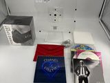 une table sur laquelle se trouvent un ordinateur portable, un portefeuille et d'autres objets