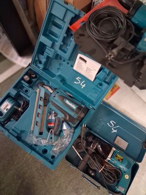 une boîte à outils bleue avec des outils à l'intérieur